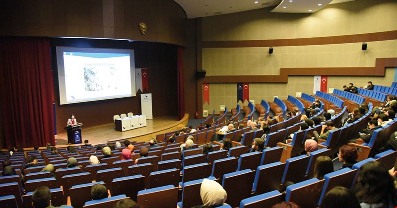 Düzce Üniversitesi’nde Dünya Felsefe Günü Programı Düzenlendi