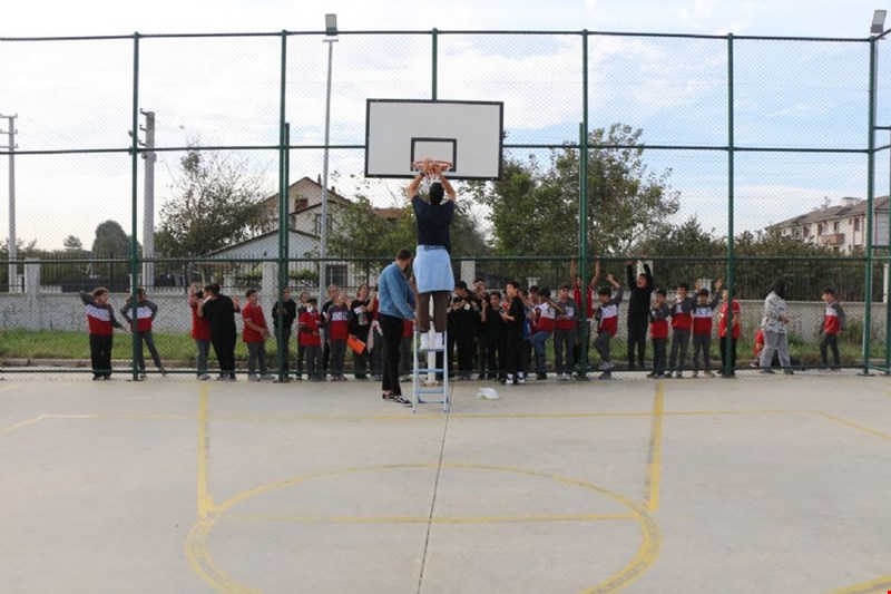 Okul Sahasına File Takıldı