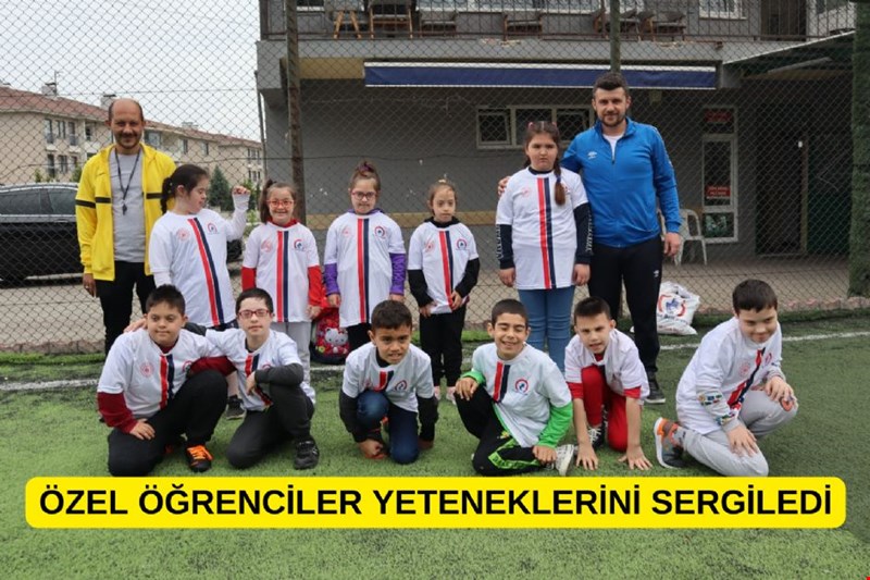 ÖZEL ÖĞRENCİLER HALI SAHA DA FUTBOLDAKİ YETENEKLERİNİ SERGİLEDİLER