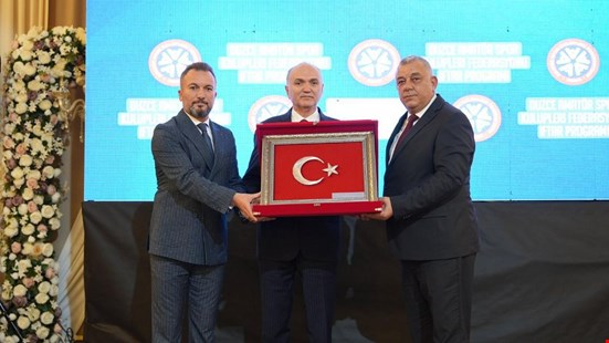 SPORA VE SPORCUYA DESTEK VEREN ÖZLÜ’YE PLAKET
