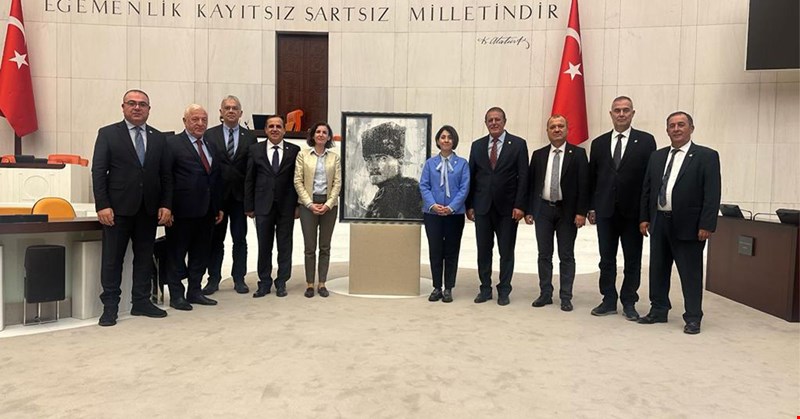 TALİH ÖZCAN CHP GRUBUYLA BİRLİKTE MECLİS GENEL KURUL NÖBETİNDE