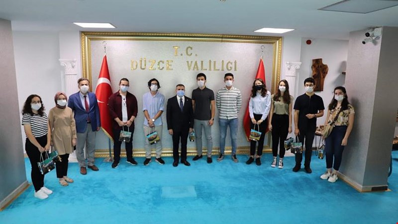 VALİ?DEN BAŞARILI ÖĞRENCİLERE TEBRİK