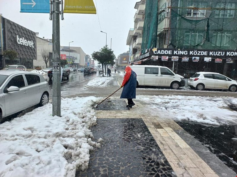 BELEDİYE KARLA MÜCADELE İÇİN SAHADA