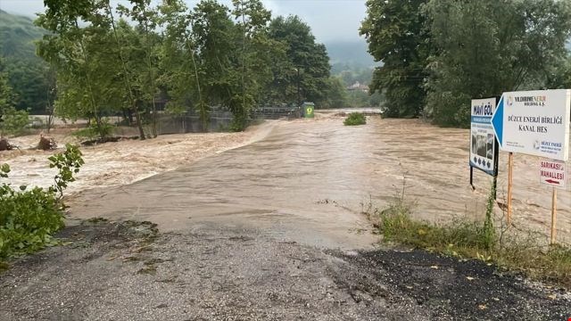 YAĞIŞLAR HAYATI FELÇ ETTİ: DÜZCE'DE SU KESİNTİSİ VE KAMU ÇALIŞANLARINA İZİN!